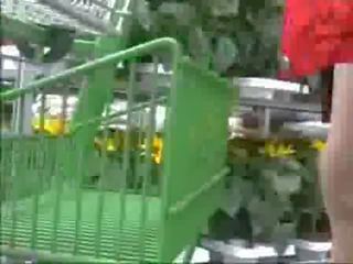 Під спідницею без нижня білизна миготливий дупа і манда на відкритому повітрі 3