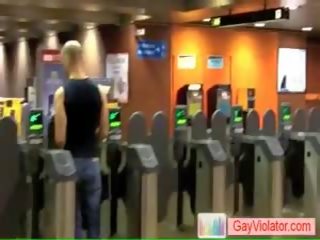 Stripling отримує вдарив в subway по gayviolator