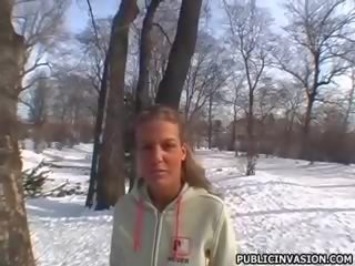 Playful мила міссісіпі смокче великий дзьоб
