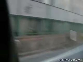 Magnificent темно волосатий азіатська краса відстій knob в публічний