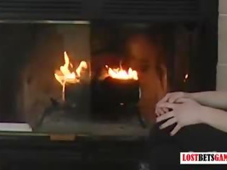 두 소녀 놀이 조각 종이, 록, scissors