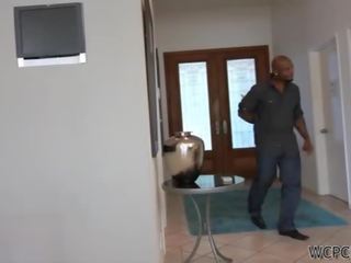 Черни кур в бял анално