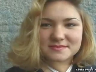 Хвойда з кляпом у роті і terrified
