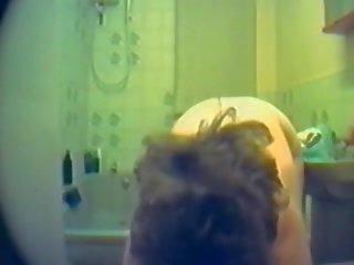 Космати путка млад женски пол нечетен sized saggy цици и голям схванат зърна