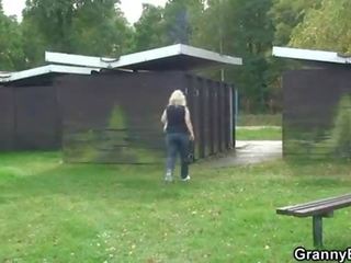 Бабичка получава прецака в на смяна стая
