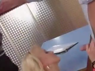 Блондинки в бар приймати поворот на peter з дуже удачливий приятель