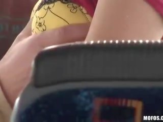 Delightful аматьори gf nesty изпомпва в а автобус