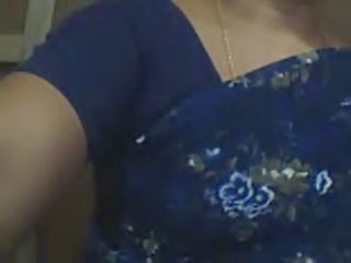 Marriageable індійська тітонька показ груди