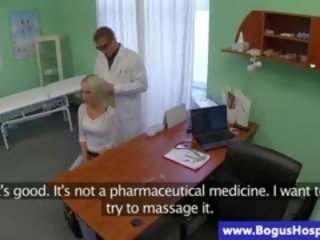 유방을 드러낸 환자 유혹 로 libidinous 의료 practitioner