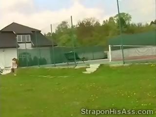 Tennis milf võtab päike järgmine kuni a väli kuni võrgutamine players