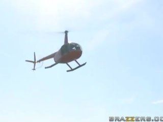 Две голям бюст блондинки проститутките получава похотлив и смучене голям чеп