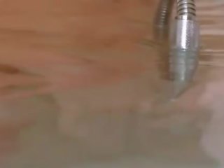 Молюск smackers використання a фалоімітатор