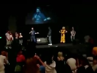 여러 아마추어 옷을 입은 여성의 벌거 벗은 남성 남학생 pisses 에 무대