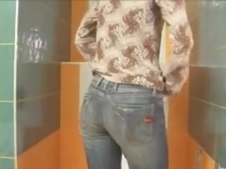 놀랍게도 말라 붙은 믿을 수 없는 여자 친구 에 화장실