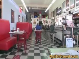 פנה ב טווינקים שיש הומוסקסואל מוצצת ו - מזיין ב ה ציבורי crap בית 2 על ידי outincrowd