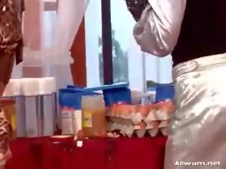 Enticing 女同志 食物 戰鬥