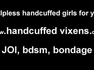 Приймати ці metal handcuffs від право зараз дзьої
