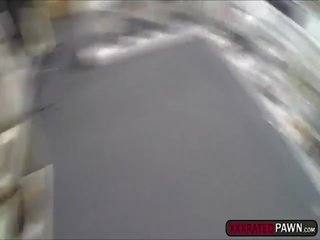 Splendid брюнетка милашка офіціантка accepts a ебать пропозиція для великий готівка