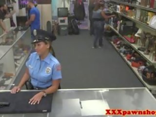 Реален pawnshop порно с bigass полицай в униформа