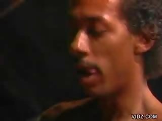 Tish ambrose gangbanged по непристойна м'язовий люди