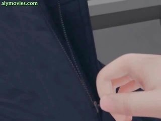 Сором’язлива анімаційний покоївка отримує утрамбований