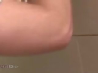 Три млад тийнейджъри чукане с крадец с взлом