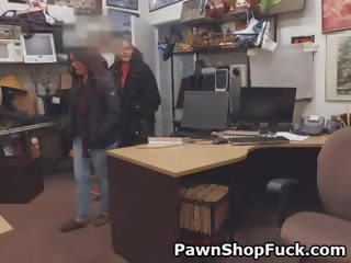 店 lifting 褐发女郎 拍着 上 办公桌 在 pawn 店 办公室