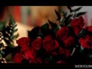 예쁜 ~하는 딸 문지름 부드러운 여성 성기 과 vibes 그녀의 핑크 작은