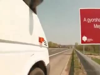 Брюнетка бродяга дає bj і отримувати пизда прицвяхований в a автобус
