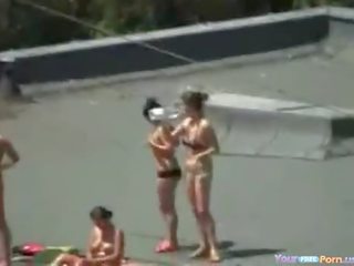 Горещ към trot кучки tanning на на покрив