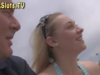 Бял streetwalker получава бременни от черни непознат