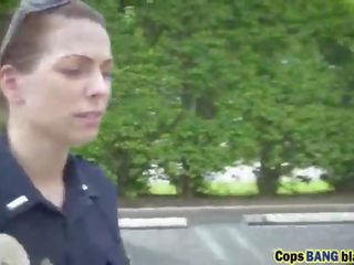 Чорна fellow примусовий по cops в трійця на відкритому повітрі