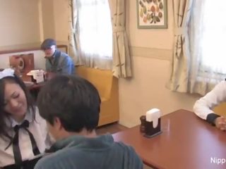 Мила азіатська офіціантка дає подвійний мінет