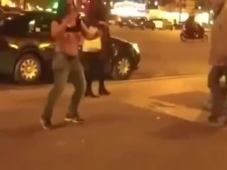 П’яна краля смужки в в вулиця