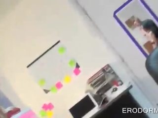 Колеж обща спалня стая парти с оголване тийнейджъри