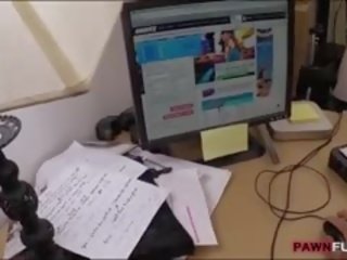 Великий титьки бізнес дівчина вдарив для a plane ticket назад додому