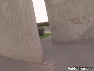 금발의 젊은 여자 입 n doggied 에 공공의