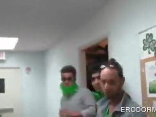 Сладурана колеж тийнейджъри anxious към майната при обща спалня стая x номинално филм парти