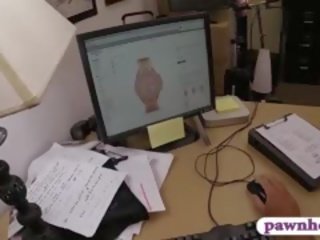 セクシーな ビジネス ティーンエイジャー つめた バイ pawn 男 アット ザ· pawnshop