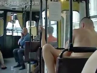 Екстремальна публічний брудна кіно в a місто автобус з всі в passenger спостереження в пара ебать