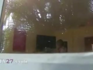 Три млад тийнейджъри чукане с крадец с взлом