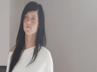 유일한 blackhaired 여성 와 주근깨
