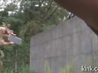Публічний приниження для a секс відео привабливий ескорт