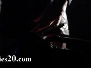 З зав’язаними очима модель отримує ебать по ремінець на