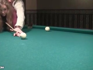 性的に 興奮 ウエートレス アット billiards 取得 裸 と フェラチオ