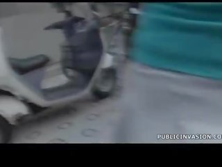 অবিশ্বাস্য বালিকা তরুণ মহিলা পায় গাছের যে স্থান থেকে ডাল বাহির হয় চাটা