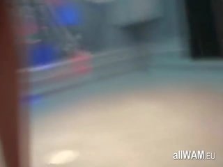 Вологий хтивий клуб дівчинки танцююча