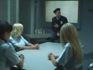 3 terrific привлекателен stewardesses имам шега с един член