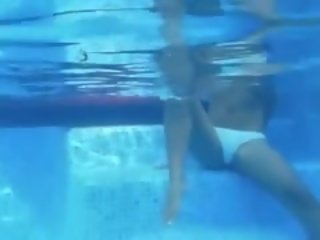 নিচের পানি pose এর সুন্দরী চোট চুলের মেয়ে