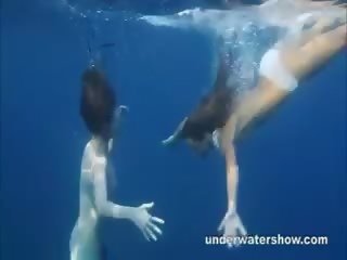 Nastya і маша знаходяться плавальний оголена в в море